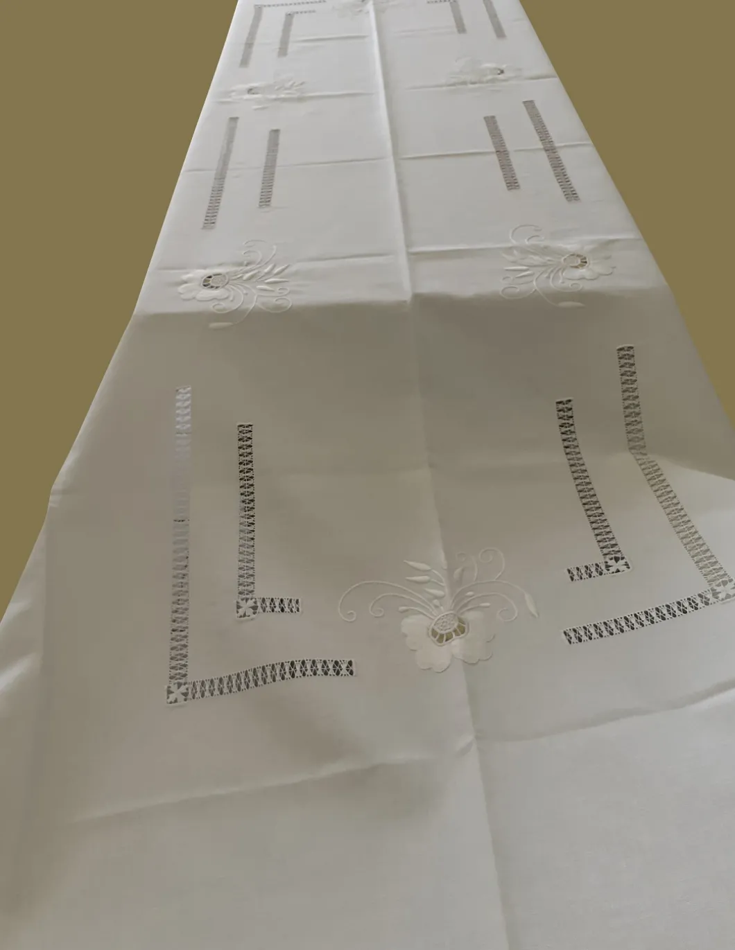 175x300 cm - Toalha de mesa de linho bordada a mão - Bordados matiz e richelieu - bordados da lixa