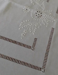 180x350 Toalha de mesa de linho bordada a mão - bordados da lixa